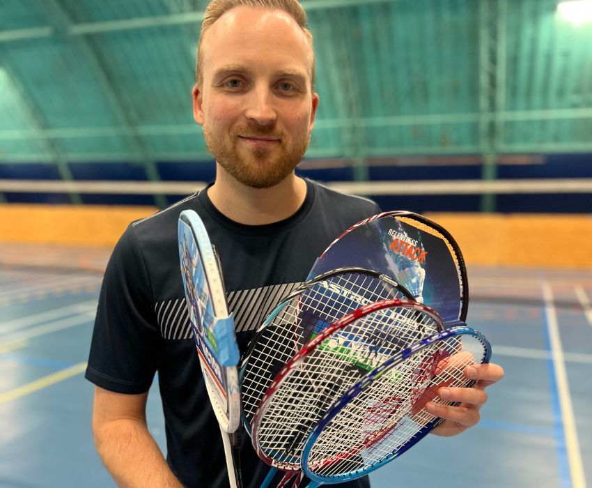 Mikkel teste des raquettes haut de gamme pour joueurs avancés – meilleure raquette de badminton 2025