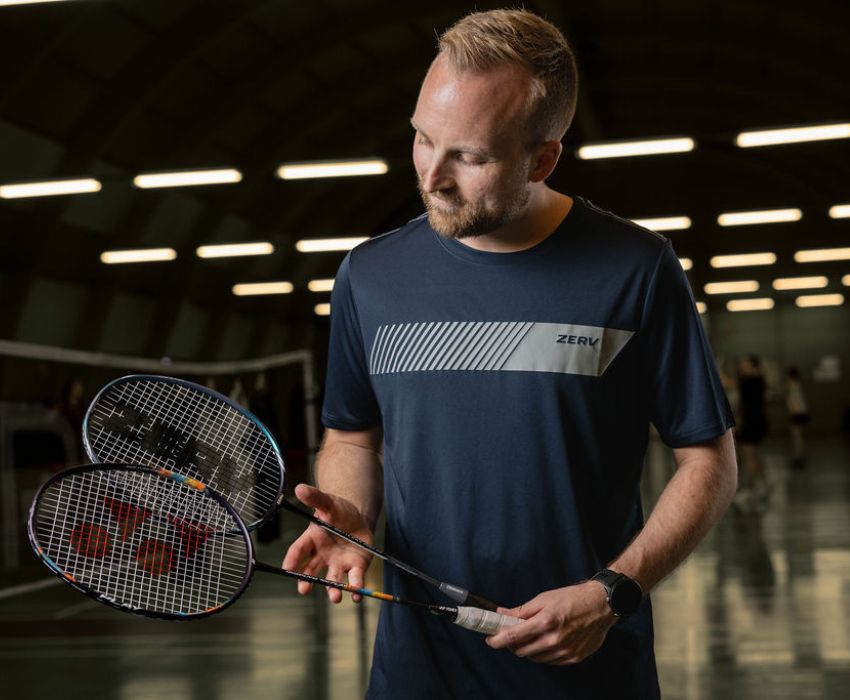 Mikkel avec la meilleure raquette de badminton pour joueurs de tournoi – test 2025